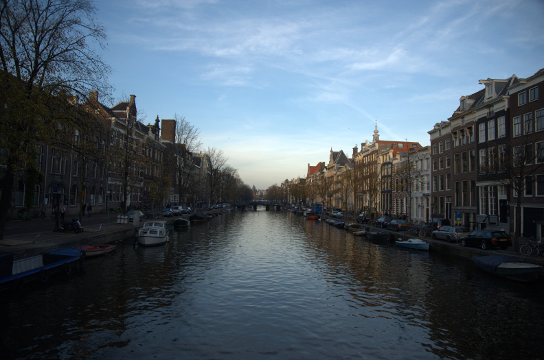 Canal à la tombée de la nuit