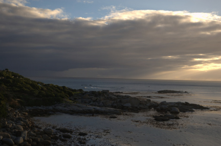 Plage à la nuit tombante